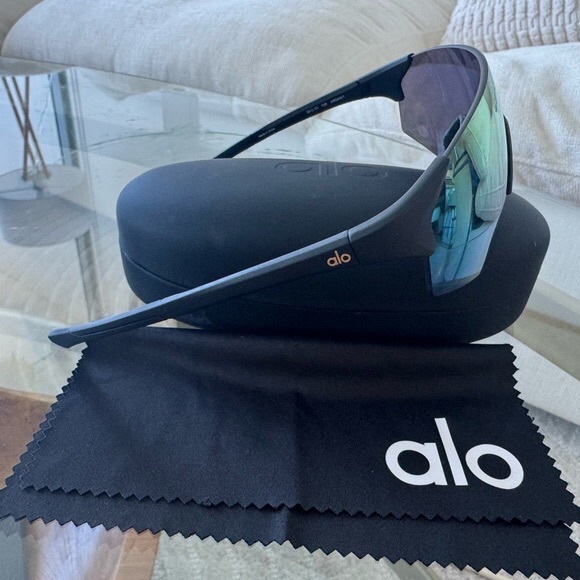 NWOT ALO YOGA RUNNING SUNGLASSES